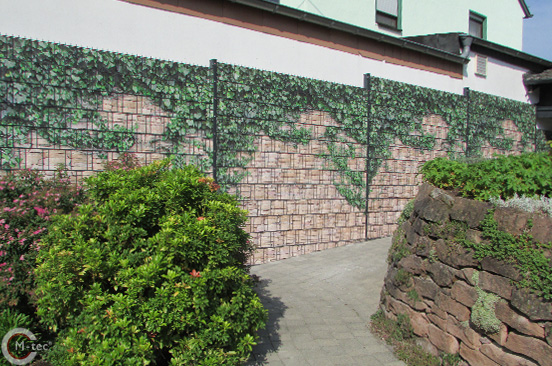 Efeumauer als Sichtschutz im Doppelstabmattenzaun Efeumauer als Sichtschutz im Doppelstabmattenzaun