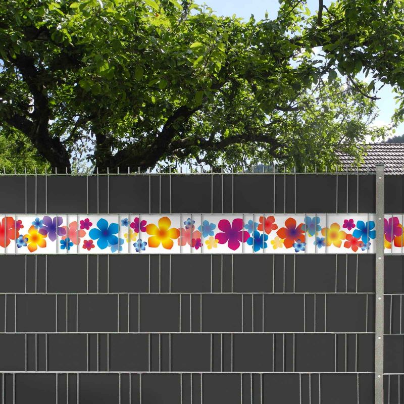 Bunte Blumen als farbenfrohe Dekoration im Sichtschutzzaun